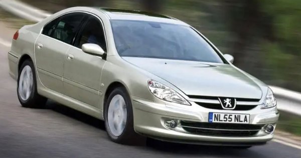 Когато Peugeot представя 607 през 2000 г., става ясно, че никога няма той никога няма да се превърне в лидер при продажбите. Все пак е достатъчно симпатичен и марката сменя доста с четирицилиндрови бензинови и дизелови двигатели. Бензиновите V6 агрегати са тези, които никой не иска, но все още могат да се намерят такива коли по пътищата.